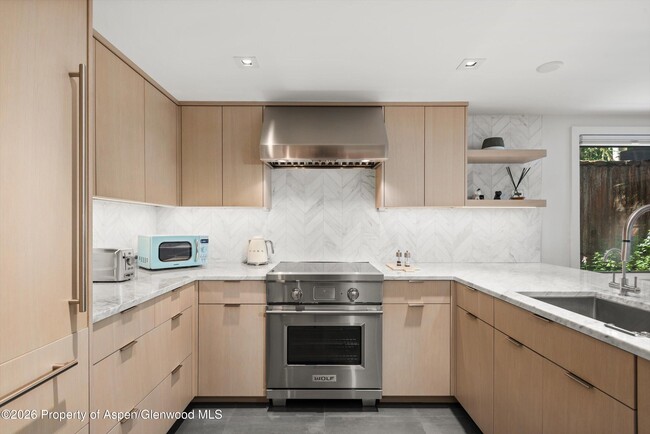 Building Photo - 731 S Mill St