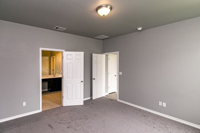 Building Photo - 3726 Ahuja-  3/bedroom 2/bath $2200/month