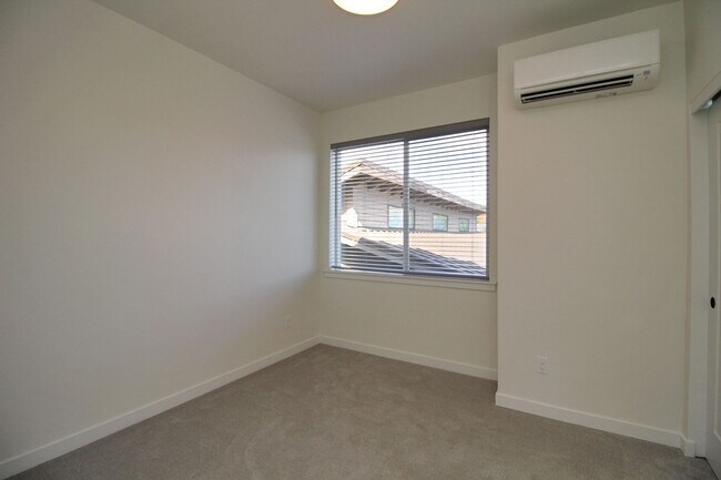 Building Photo - 5725 S Kelly Ave