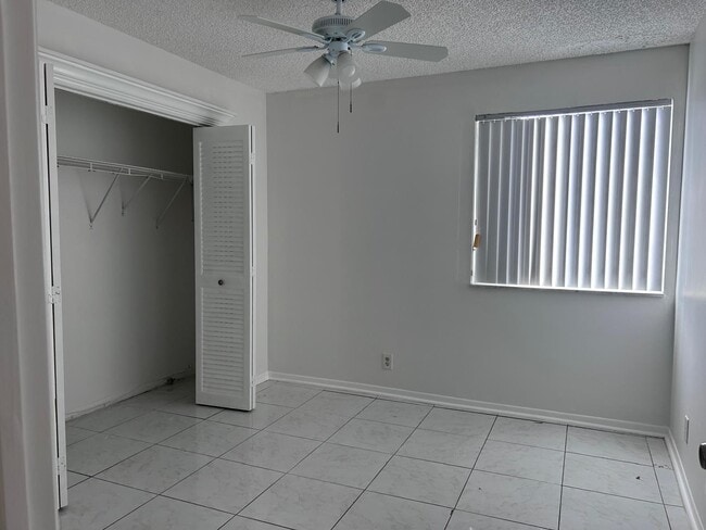 Building Photo - 1856 Fairview Villas Dr