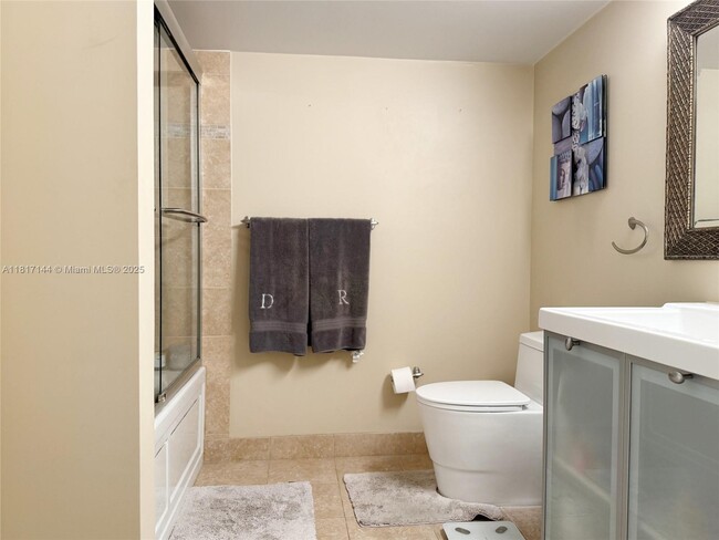 Building Photo - 800 Parkview Dr