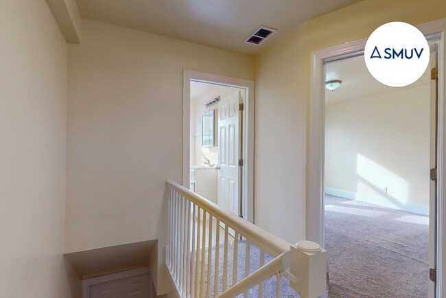 Building Photo - Updated 2 bedroom in Bel-Air Edison w/laun...