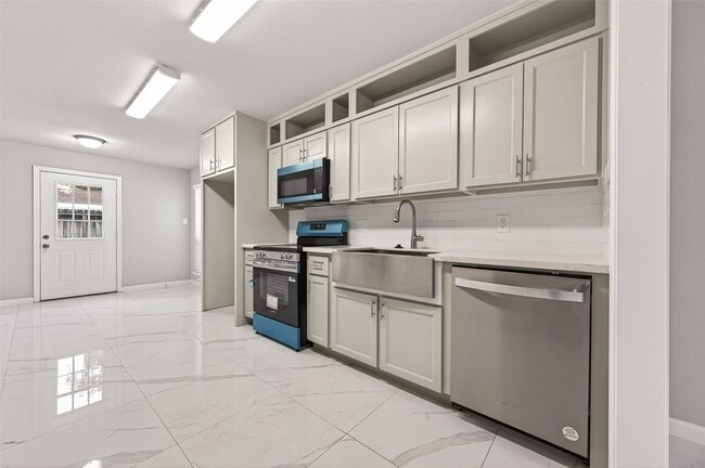 Building Photo - 7739 Antoine Dr