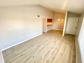Building Photo - 1402 E Guadalupe Rd