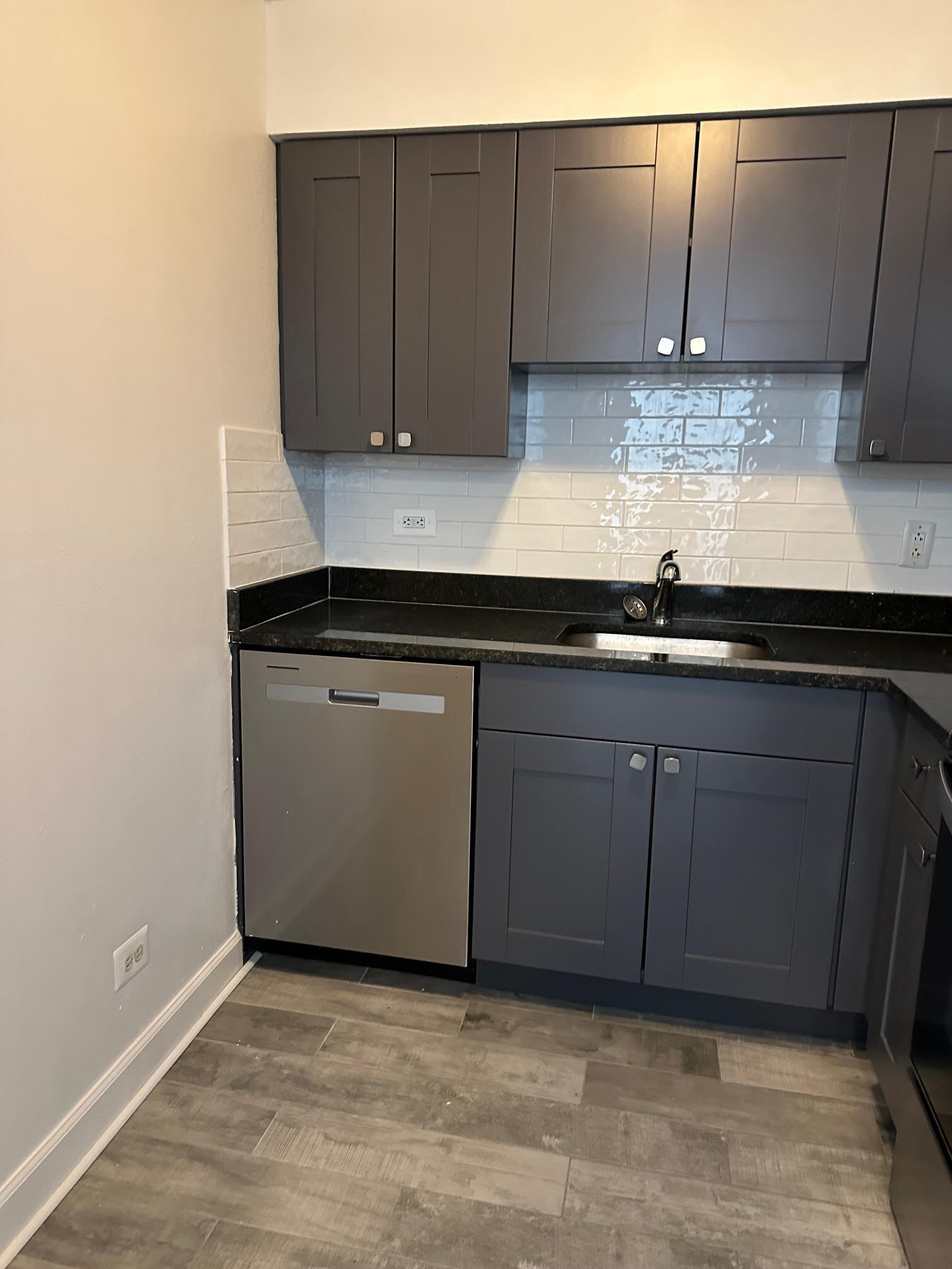 Building Photo - 3825 N Pine Grove Ave