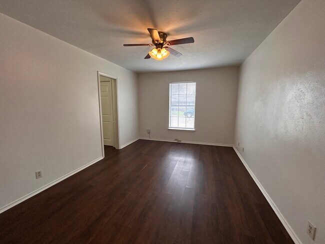 Building Photo - 3317 Gardenview Cir