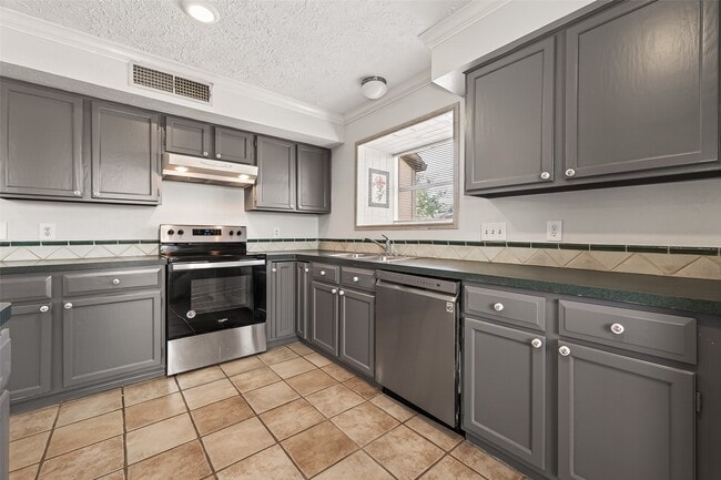 Building Photo - 19531 Woodglen Dr