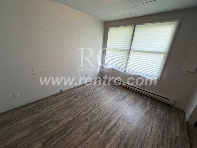 Building Photo - 104 Center-