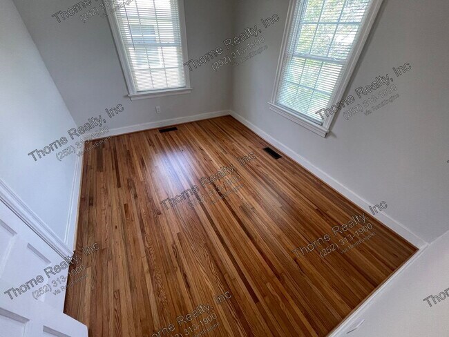 Building Photo - 2233 Oak Dr
