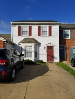 Building Photo - 1615 Mantane Arch