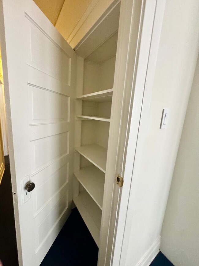Building Photo - Spacious Unit