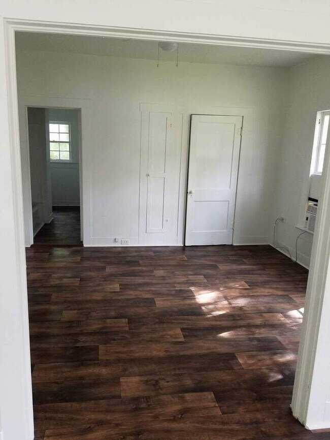 Building Photo - 1 bedroom 1 bath duplex