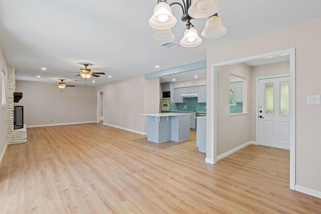 Building Photo - 6010 Oakclaire Dr