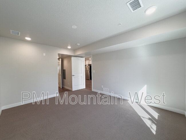 Building Photo - 1032 E 400 S