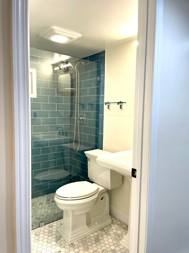 bath - 1555 E Browning Ave