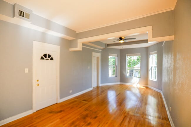 Building Photo - 3525 W Dickens Ave