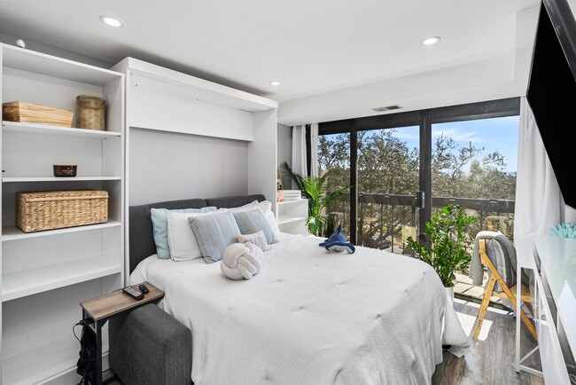 Building Photo - 3558 Shore Dr