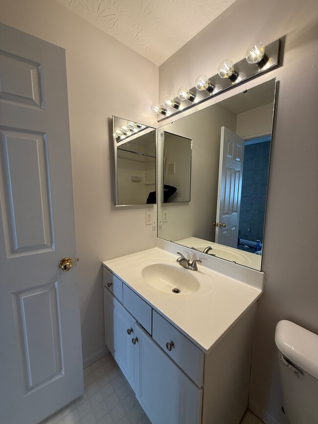 Upstairs hall bath - 6560 Brier Lake Rd