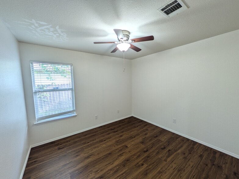 Building Photo - 133 Carolyns Way