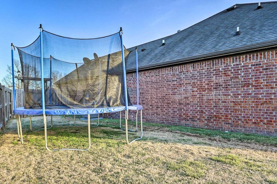 Building Photo - 450 Remson Ln