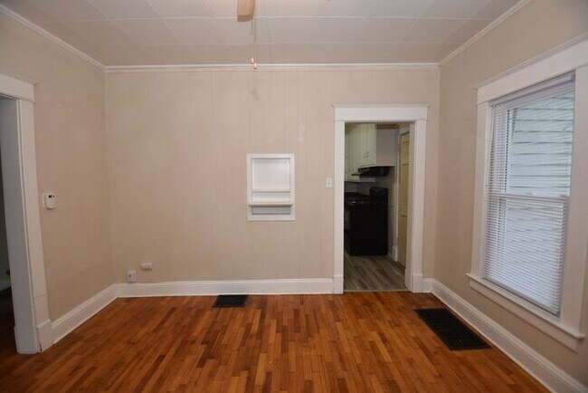 Building Photo - Mishawaka 1/2 story 3 bedroom single-family home with garage