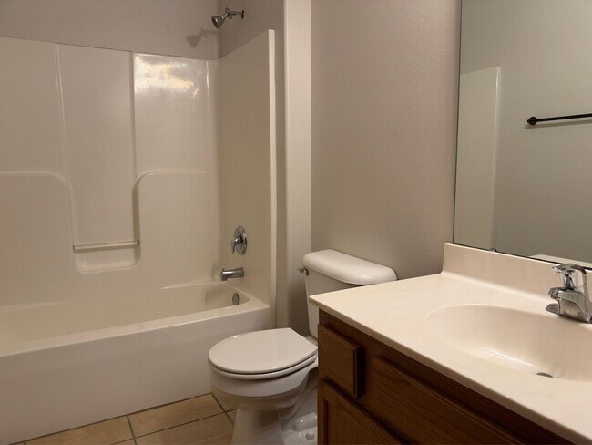 Building Photo - 612 Queens Ct