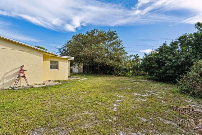 Building Photo - " 3 Bedroom 2 Bath Single Family Home in Prime Deerfield Beach Location!"