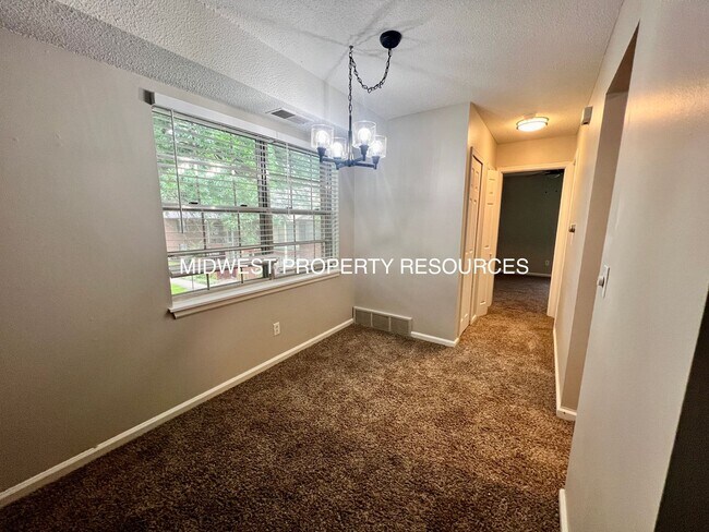 Building Photo - Stunning 1 Bedroom Apartment w/ Covered Pa...