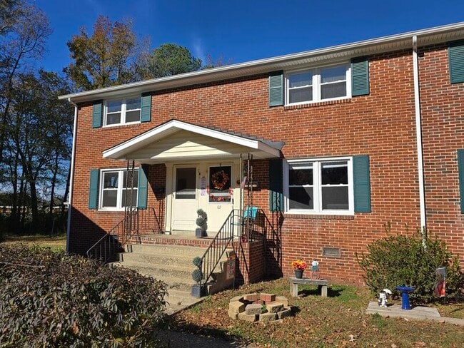 Building Photo - 2604 Wayside Dr