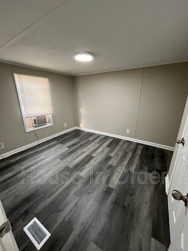 Building Photo - 14 Twin Oaks Dr