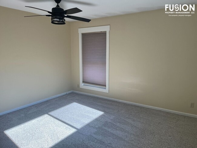 Building Photo - 3 Bedroom/2 Bathroom Condo Right Near Oakledge Park w/Pool!