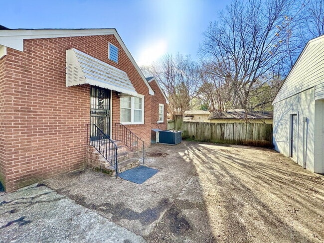 Building Photo - 135 S Greer St