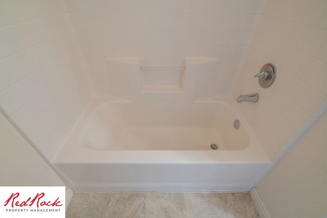 Building Photo - Enjoy Scenic Ivins Living – 3-Bed, 2-Bath ...