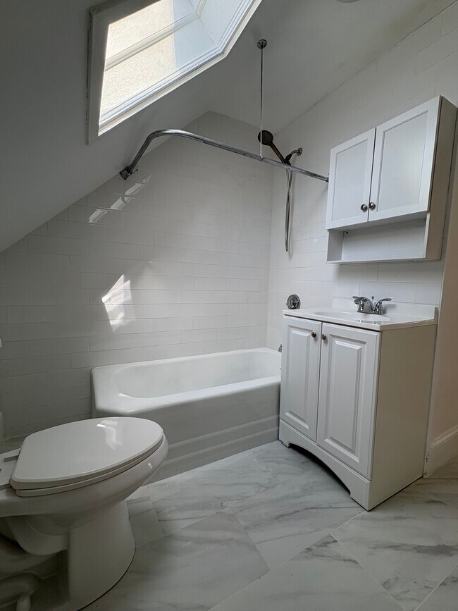 Building Photo - 9 Knapp St