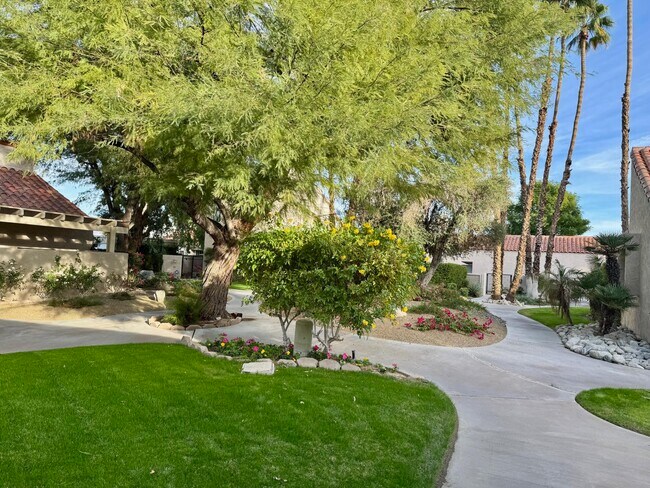 Building Photo - 310 Forest Hills Dr