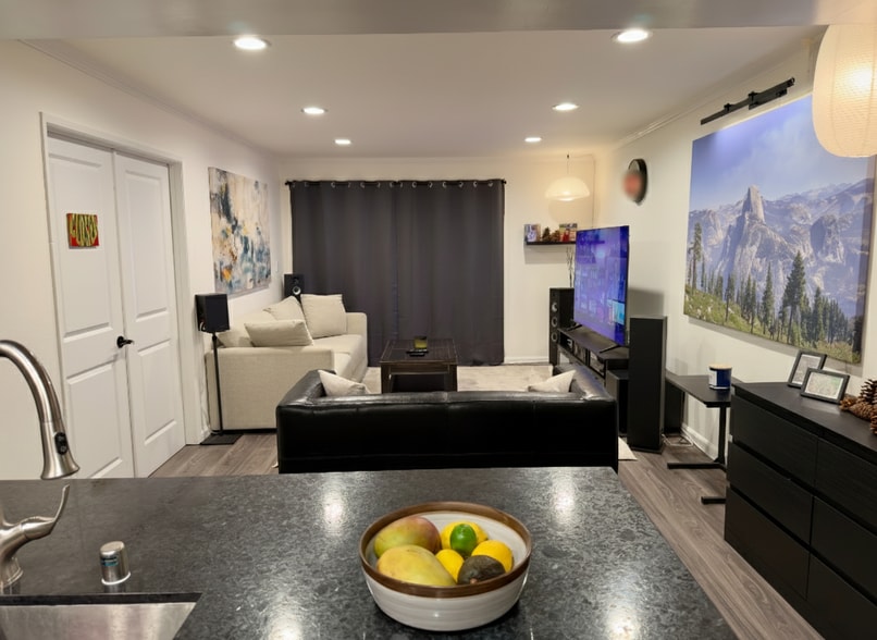 Living room - 2700 Cahuenga Blvd E