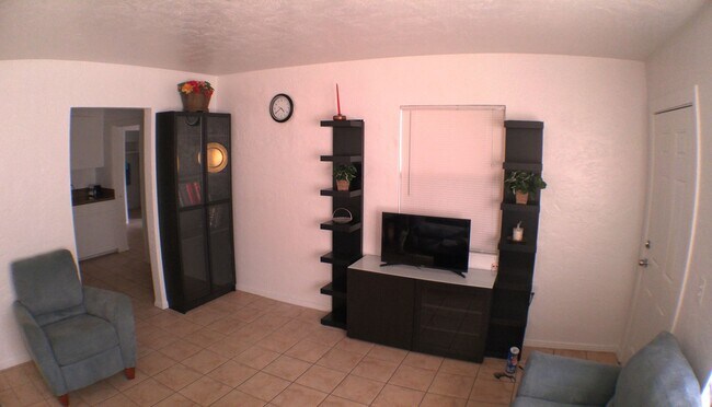 Building Photo - Charming 3 bedroom