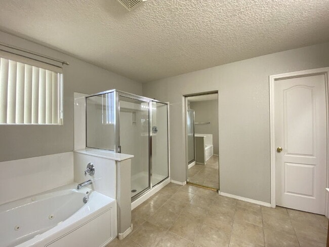 Building Photo - Large 5BR/2Story w/Balcony - Northern Meadows