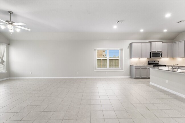 Building Photo - 131 San Jacinto Dr