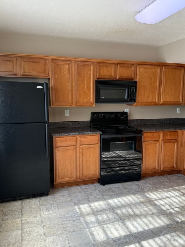 Building Photo - Perfect For Roommates!