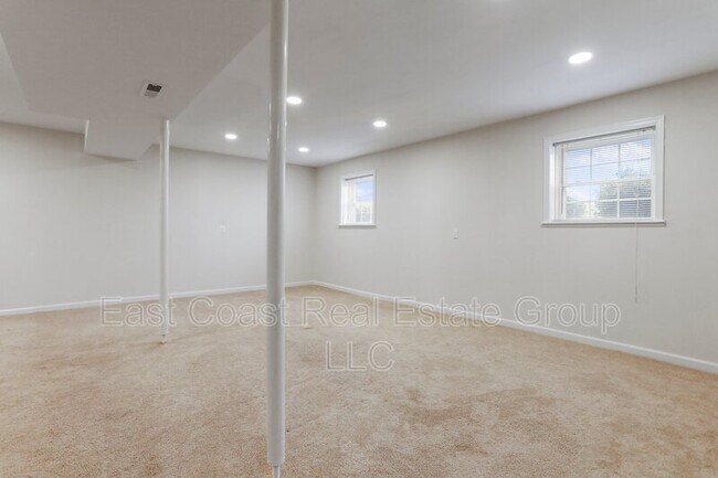 Building Photo - 339 Clifford Dr