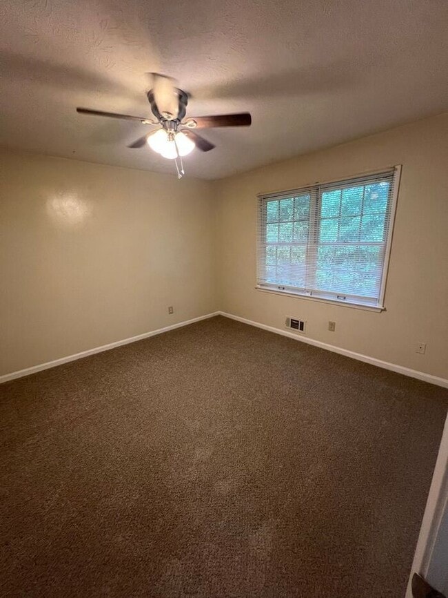 Building Photo - Finally 2 bedroom 1.5 bath available in La...