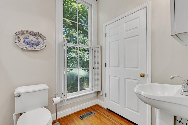 Building Photo - Beautiful Furnished 3 Bedroom Home in Historic District