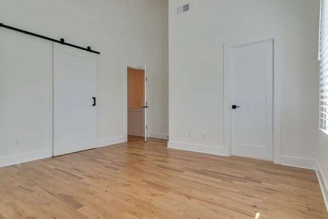 Building Photo - Amazing 3 bed 2.5 w/fenced yard. 10 min fr...