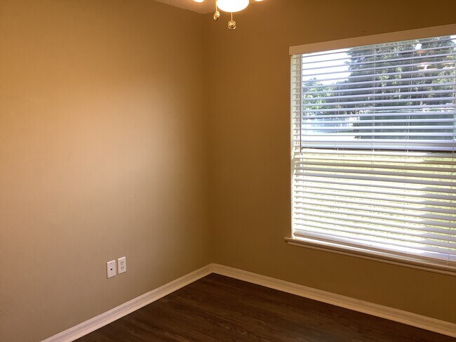 Building Photo - 2207 Golden Ivy Way