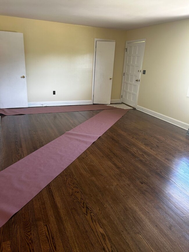 Building Photo - 3 Bedroom 1 bathroom Renovated! 5 minutes ...