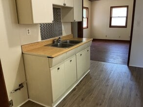 Building Photo - 2 bedroom ranch style single family home