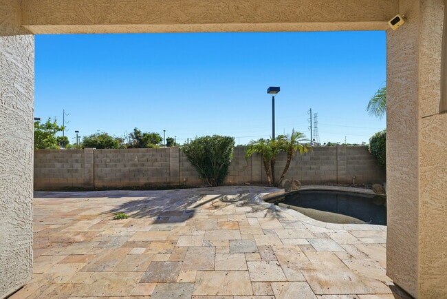 Building Photo - 1425 W Commerce Ave