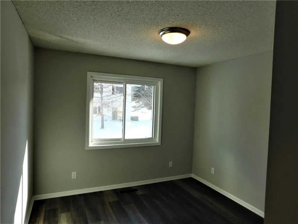 Guest Room - 2439 Grenadier Ave N