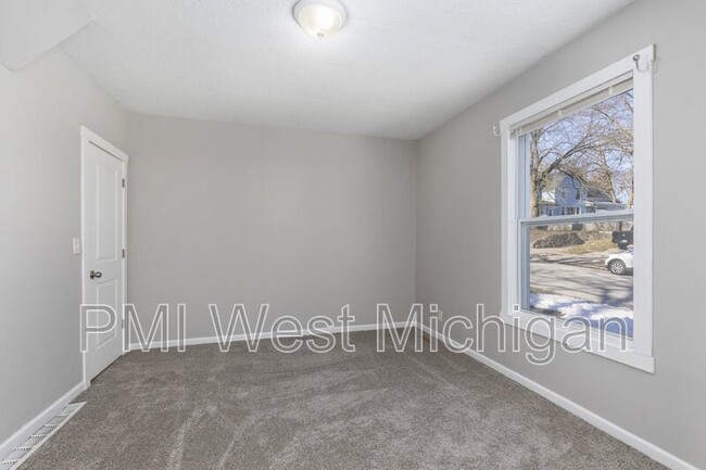 Building Photo - 1038 3rd St NW